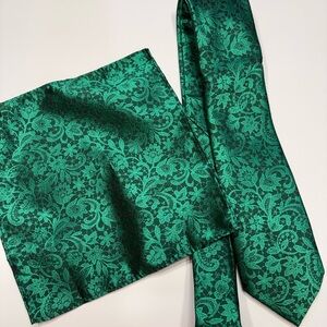 Barry Wang Emerald Green PaiselyTie and Pocket Square Set